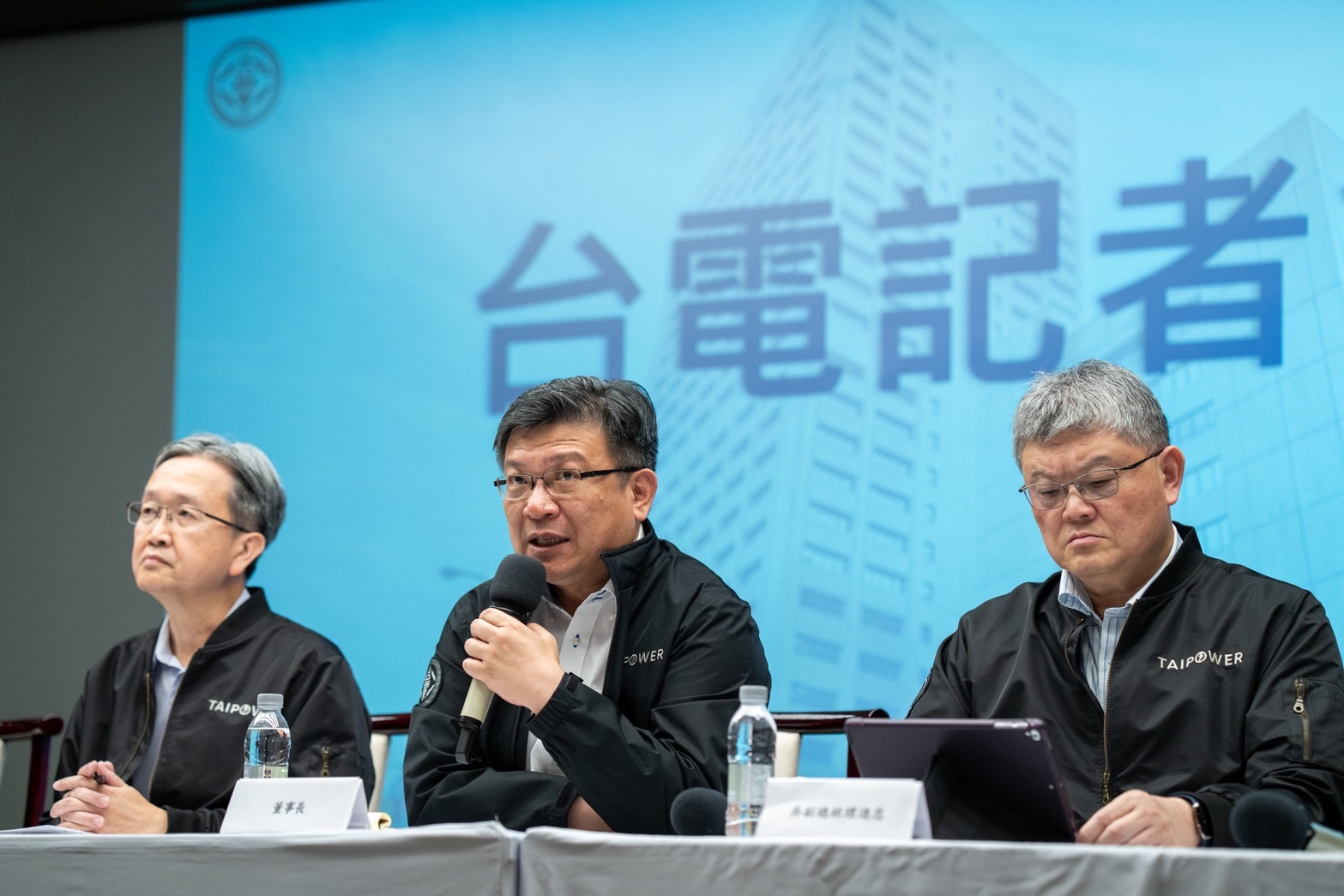 圖說：台電今(23)日召開記者會，由台電董事長曾文生主持。台電核心任務是確保供電穩定和安全，所有調度措施皆以相關法規及環保承諾進行，機組運轉資訊亦於官網公開揭露，卻仍頻遭特定人士片面指控。台電盼公共討論及評論能基於事實，讓第一線台電同仁為穩定供電所作努力不被誤解扭曲。