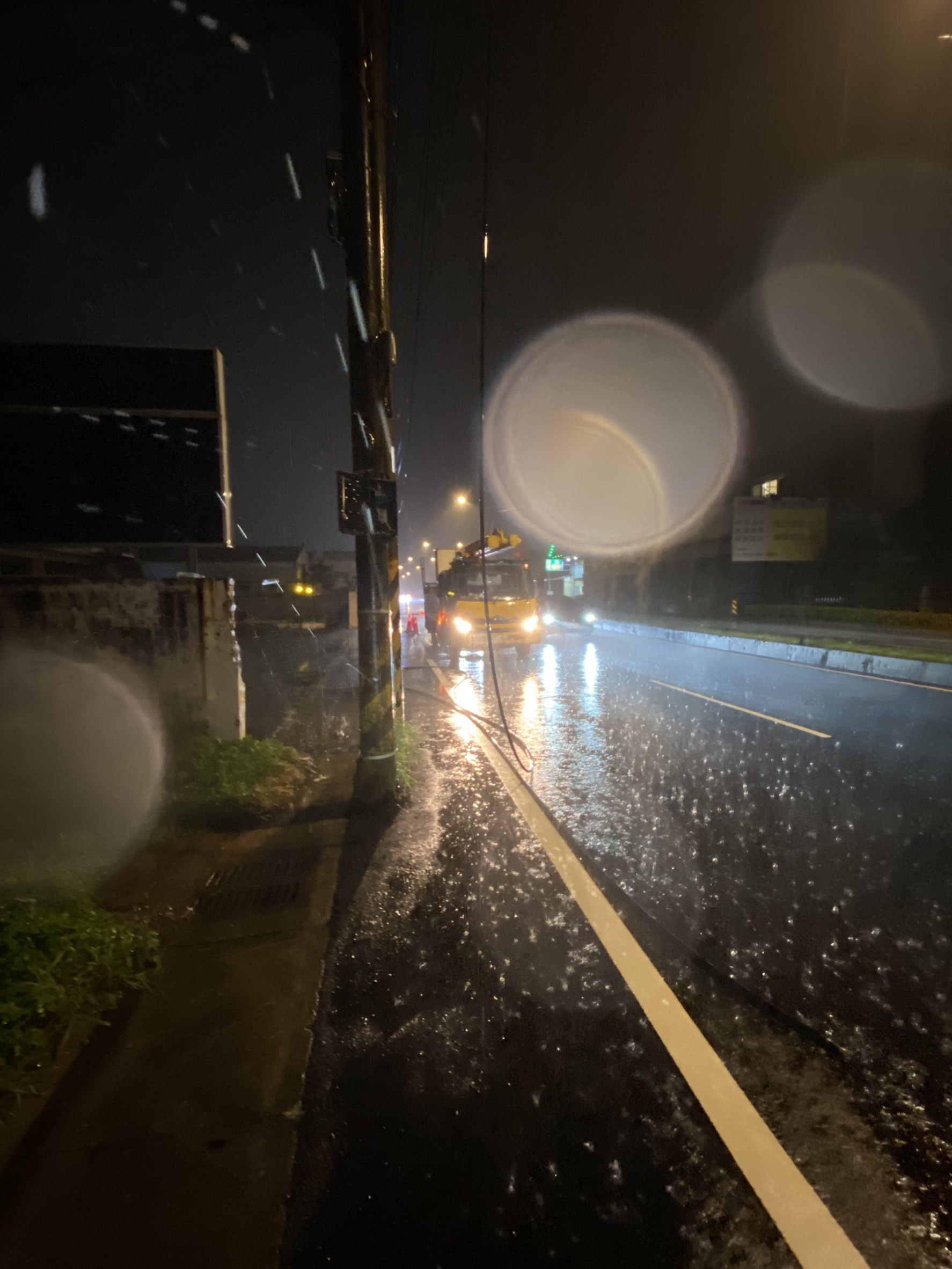 受雷雨影響容易造成設備故障或線路斷線,圖為桃園市大園區搶修工作。.jpg