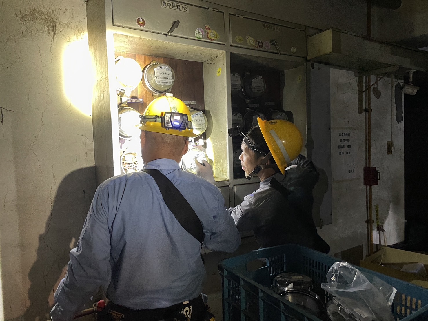淹水造成多處大樓地下配電室設備受損,待抽除積水後,還須逐一將泡水設備洗淨、擦拭、點檢,若變壓器、開關設備或用戶電表受損,都需一一進行更換,台電將全力搶修也盼民眾體諒。