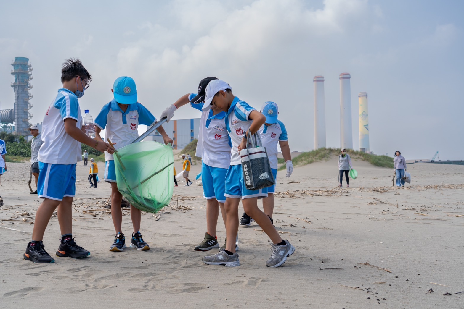 At Taipower's main event in Tongxiao, over 600 participants, including Taipower employees, teachers and students from Tongxiao Elementary School, local residents, and environmental volunteer teams, joined forces and took action to protect the coastline.