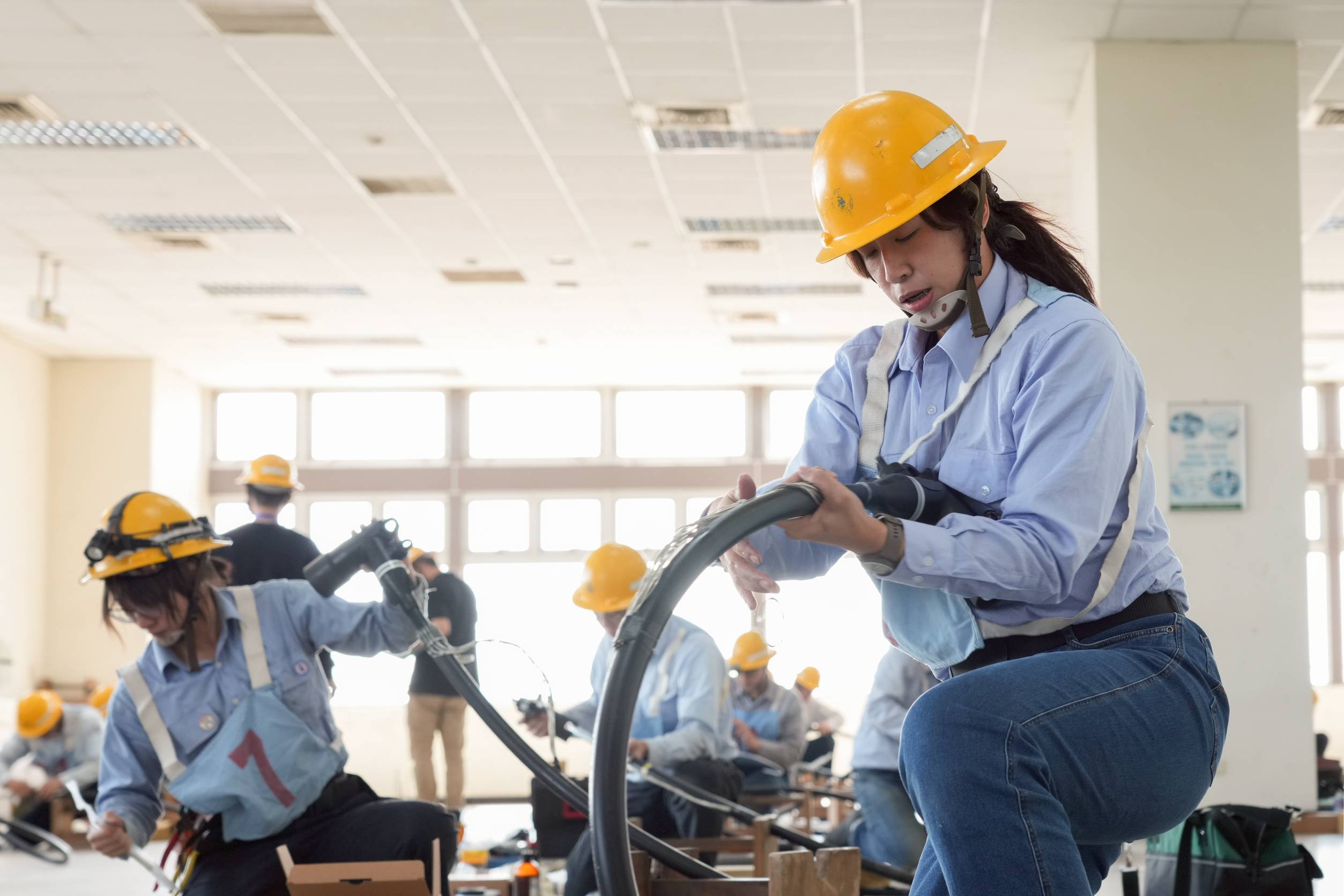擔任宣誓代表的屏東區處莊孟潔是正港「台電寶寶」，從小看任職於屏東區處的爸爸四處奔波搶修復電，如今她也接棒擔任電力尖兵，爬電桿、修電纜樣樣來。