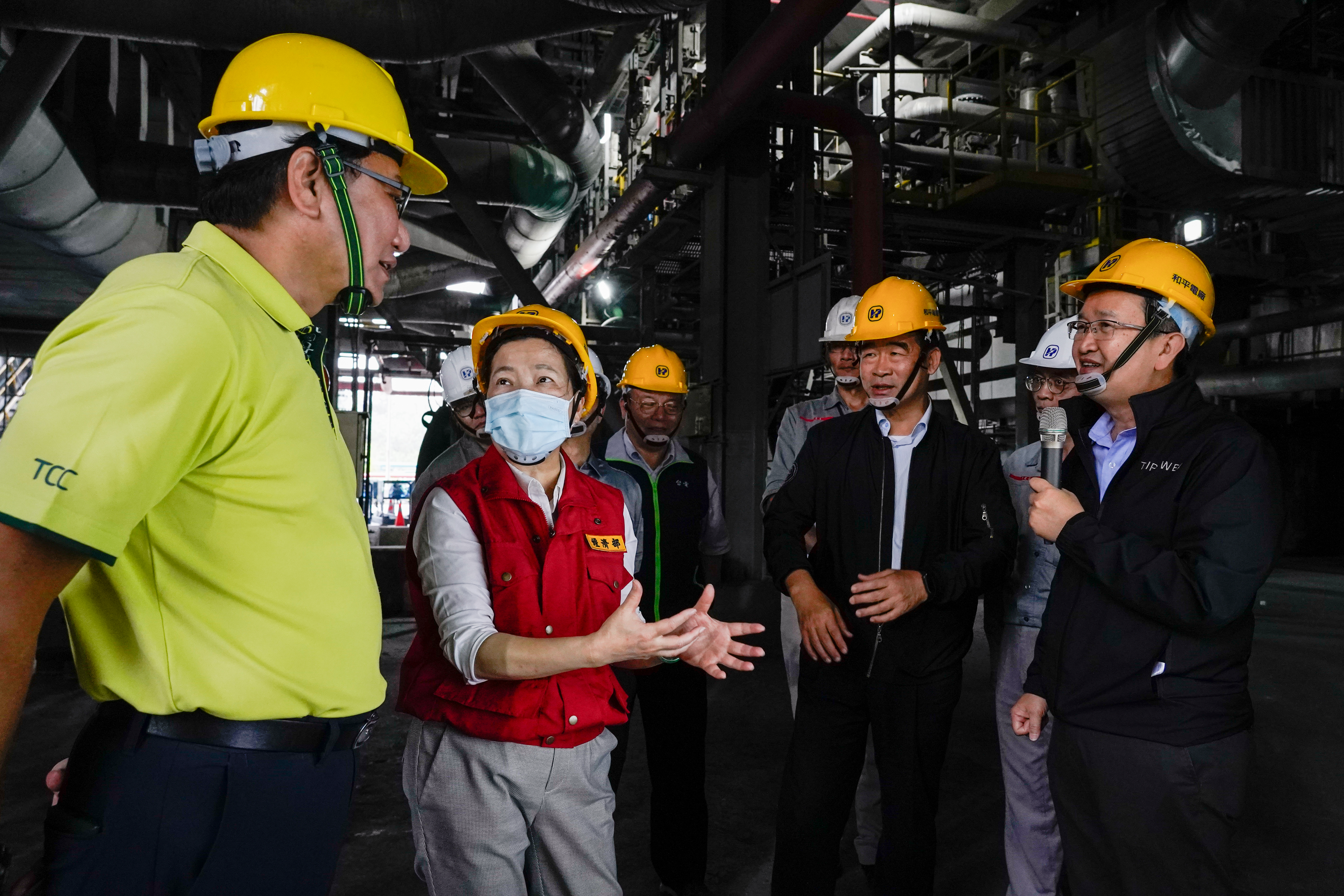 王美花部長至和平電廠關切修復情況  並感謝台電提高供電韌性