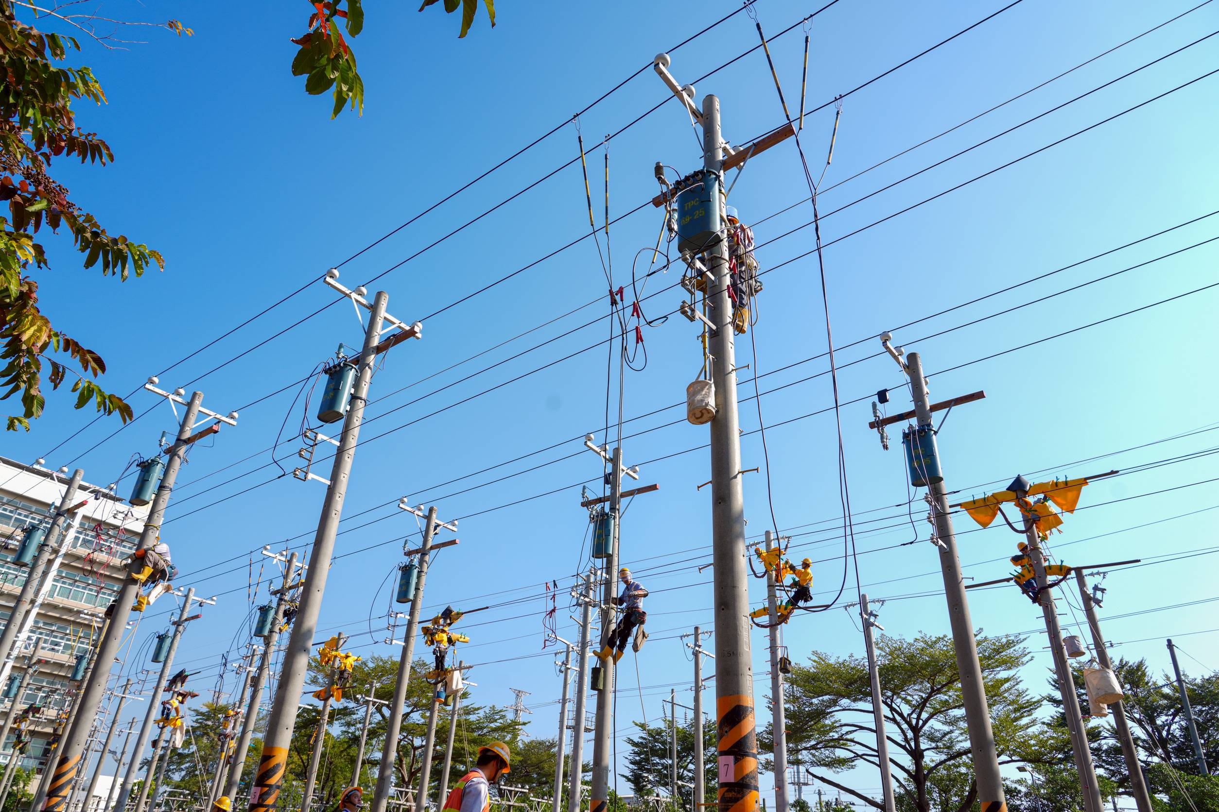 第58屆技能競賽今(14)日於高雄訓練中心盛大登場，吸引全台75個單位共1,281名同仁參與，在34類競賽項目中大展身手。