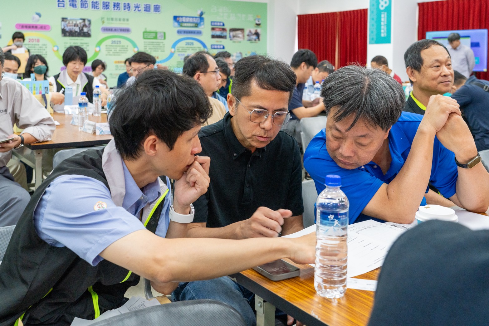 座談會提供「桌邊專員服務」，現場分析用戶用電情形，一對一提供客製化節電建議，減少用電支出並提升能源使用效率。