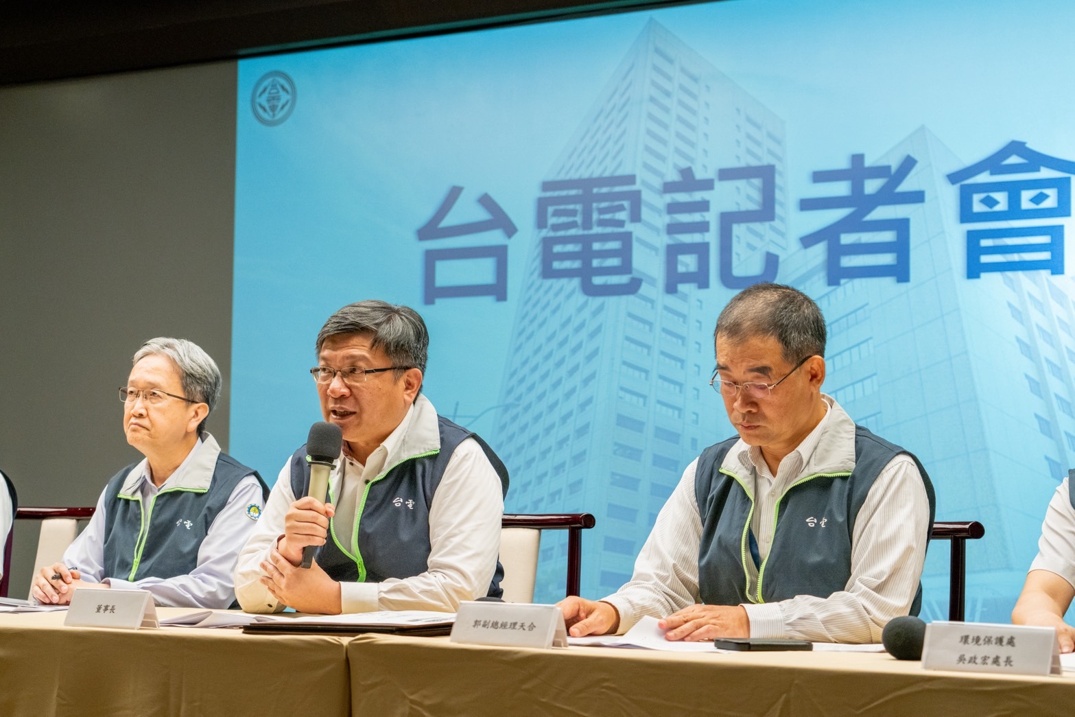 針對各界關注台中電廠機組許可證,台電董事長曾文生今日召開記者會強調電廠皆依法運轉,而台中電廠無煤供電是台電目標,但穩定供電是台電首要天職,不能用無電達到無煤。