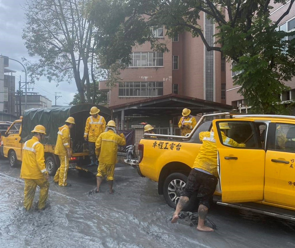 目前花蓮部分地區積水、泥濘嚴重，造成搶修困難，台電將持續努力、盡早復電。