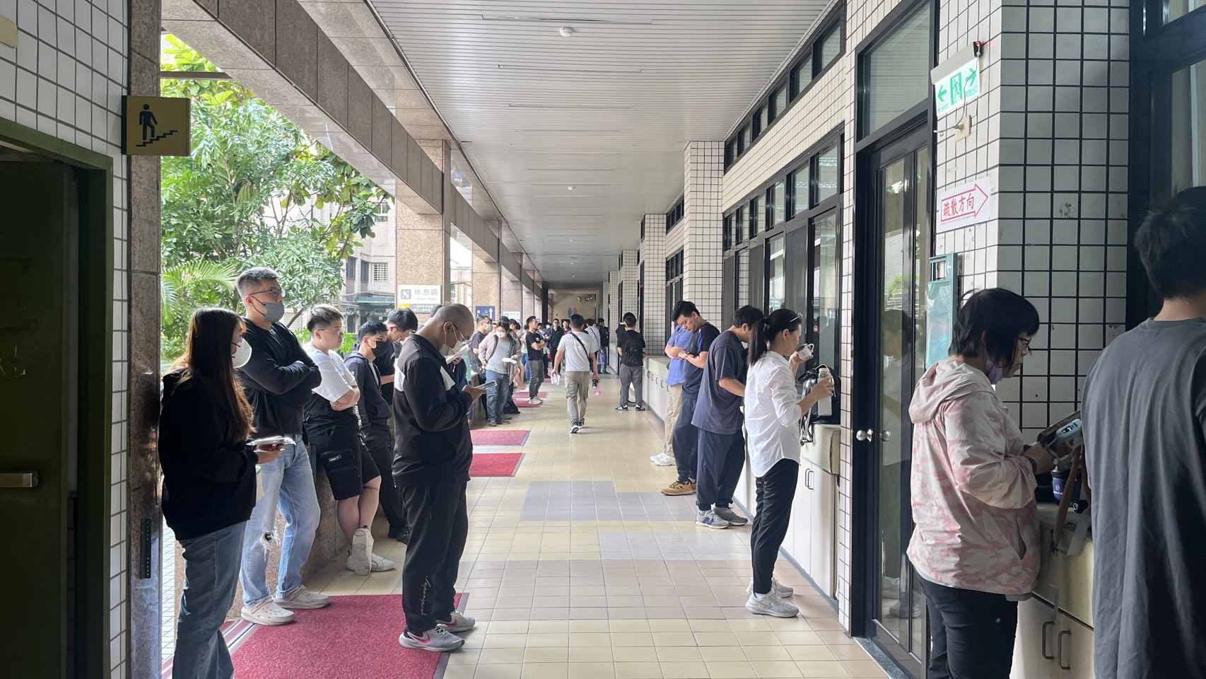 圖說:考生等待入場的同時,也把握時間做最後衝刺。