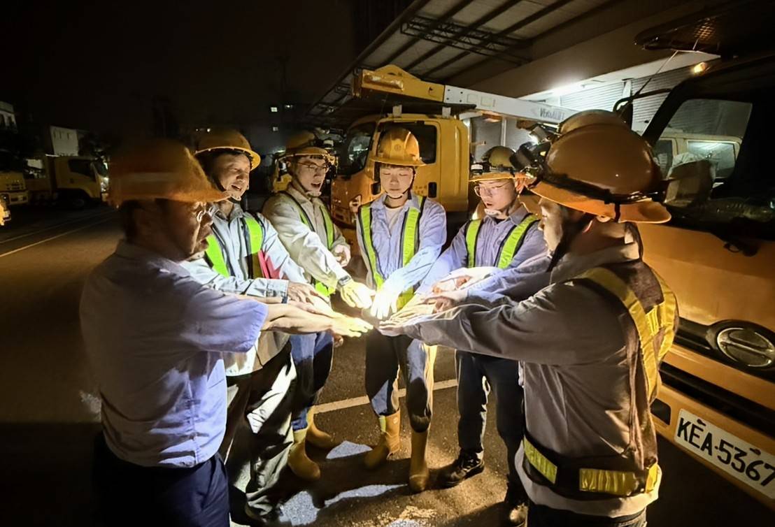 台電肩負穩定供電與淨零轉型任務目標,近年持續投入強化電網韌性等電力建設,亦積極透過甄試招募電力人才,此次僱員招考人數最多為配電線路維護類。