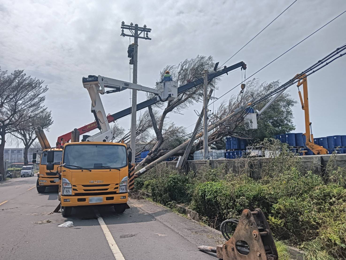 圖說:本次山陀兒颱風帶來的17級強風,導致南部地區災情嚴重,除了大量樹木倒塌壓斷電線和配電設備外,還造成多條道路被倒塌的樹木阻擋,進一步延誤搶修進度。