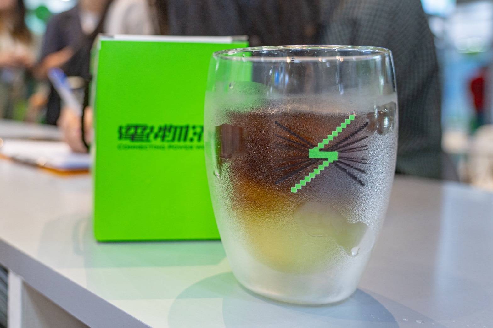 只要於台電展場完成「綠電宇宙」互動體驗，就有機會品嘗以甘蔗與美式咖啡採30／70比例調和，象徵「RE30」的概念飲品，營造視覺、味覺並進的沉浸體驗。