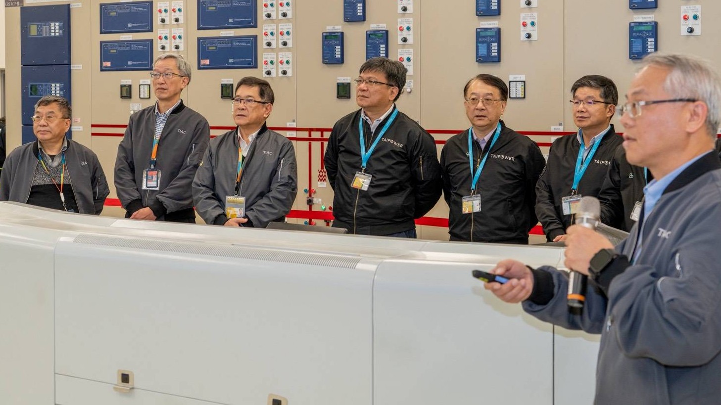 圖說：今(11)日由台電董事長曾文生(左四)親赴桃園國際機場，與桃機公司董事長楊偉甫(左三)率領同仁共同會勘，瞭解機場供電情形。