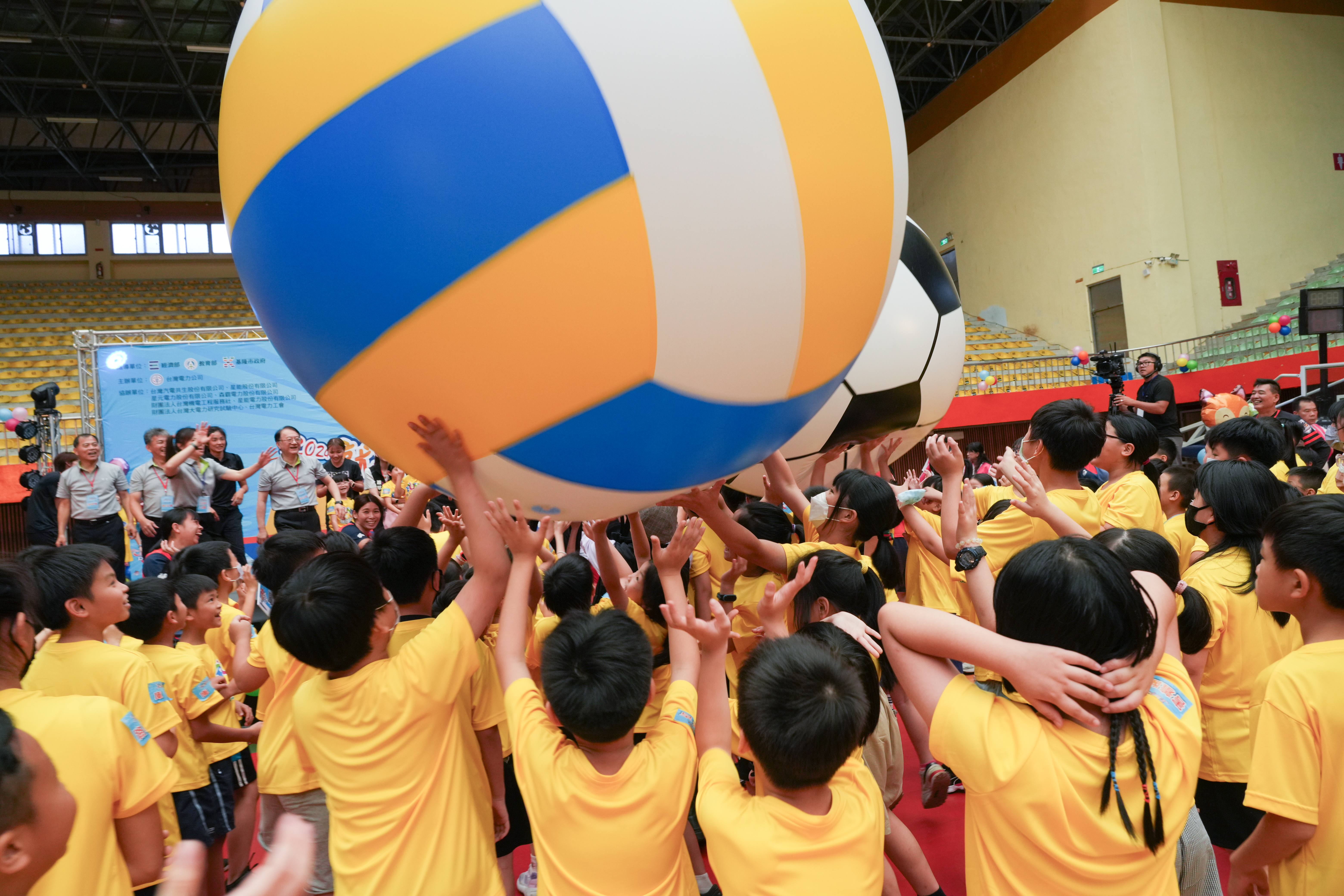 今年活動共吸引3,600名學童報名,創下歷史新高,台電於8縣市舉辦12場次棒、足、排、羽、籃五大球類夏令營,讓小朋友開心Fun電、玩球、愛運動。