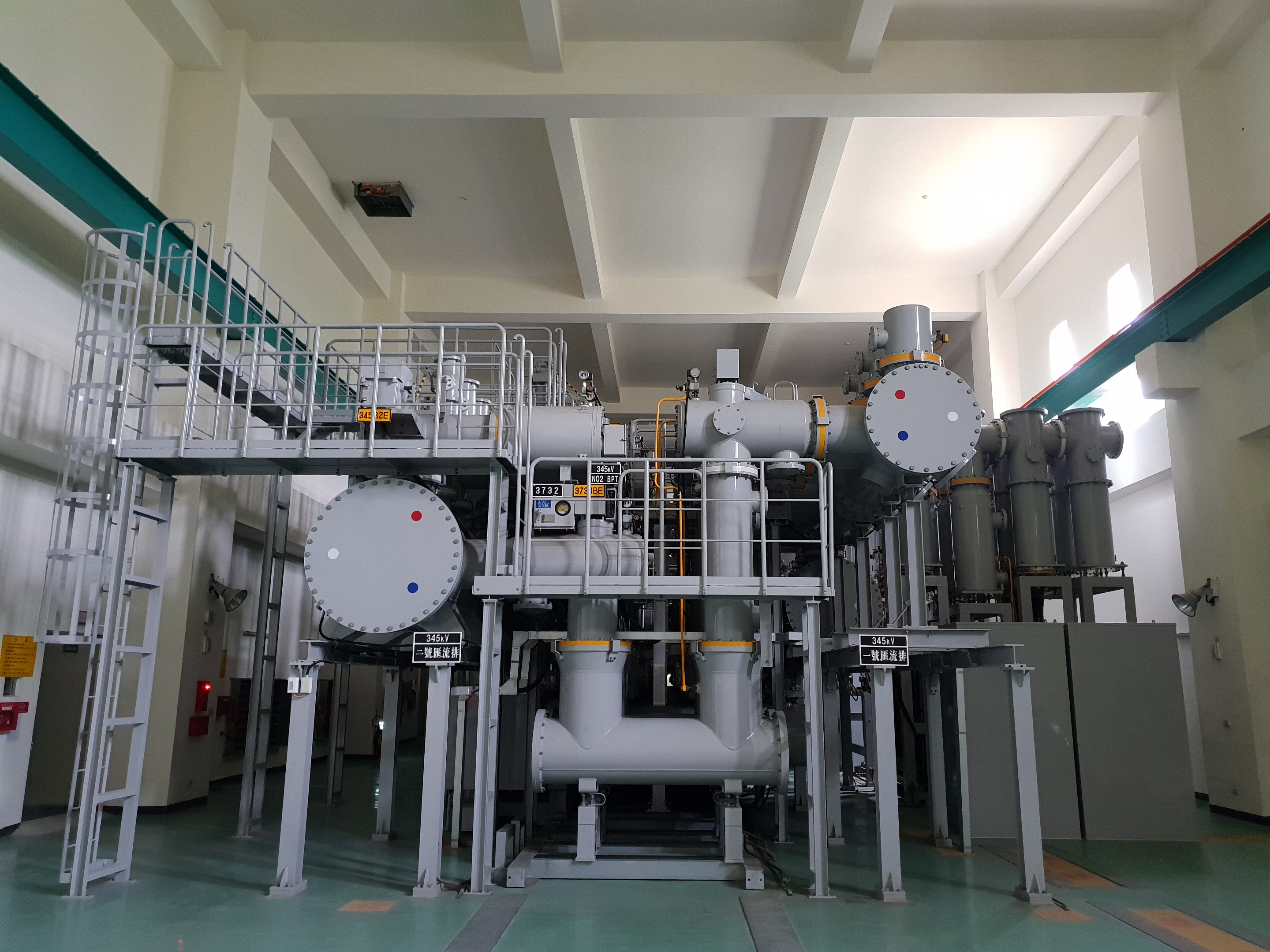 圖為竹園超高壓變電所內部之34萬5仟伏特氣體絕緣開關設備,該設備設計先進且安全性高,能達到迅速安全啟閉輸電線路。
