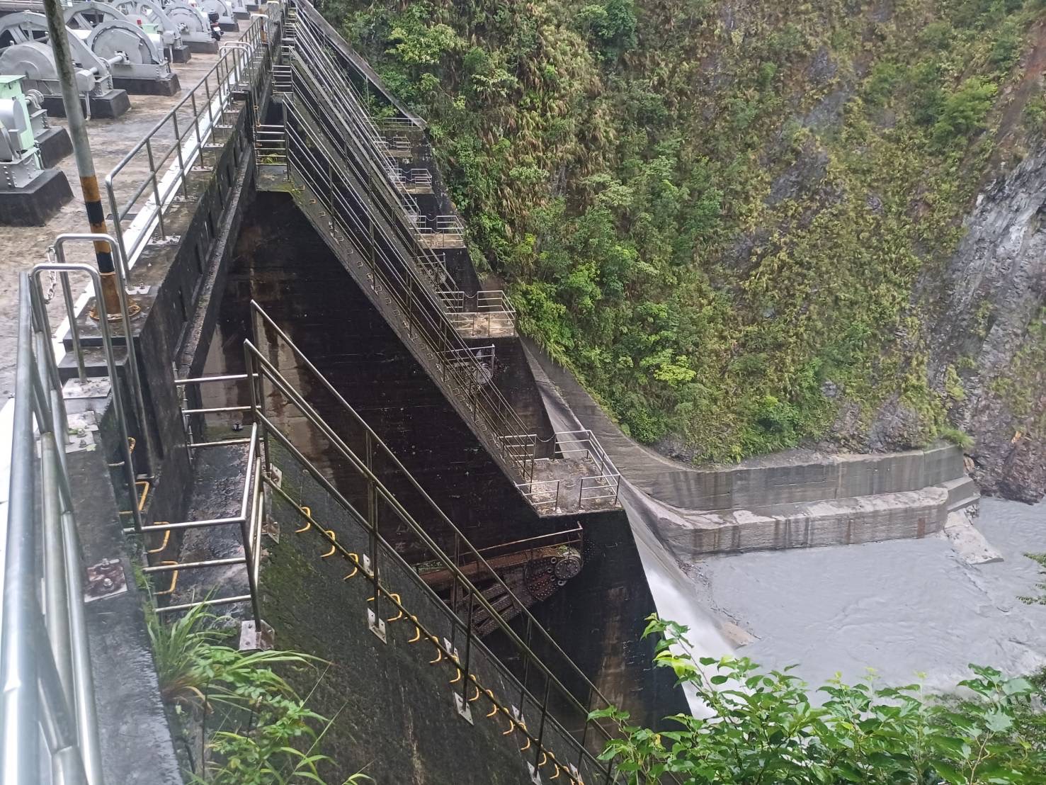 台電水力電廠將視降雨量對水庫蓄水影響,進行調節性放水,同時進行排砂。圖為大觀電廠武界壩。