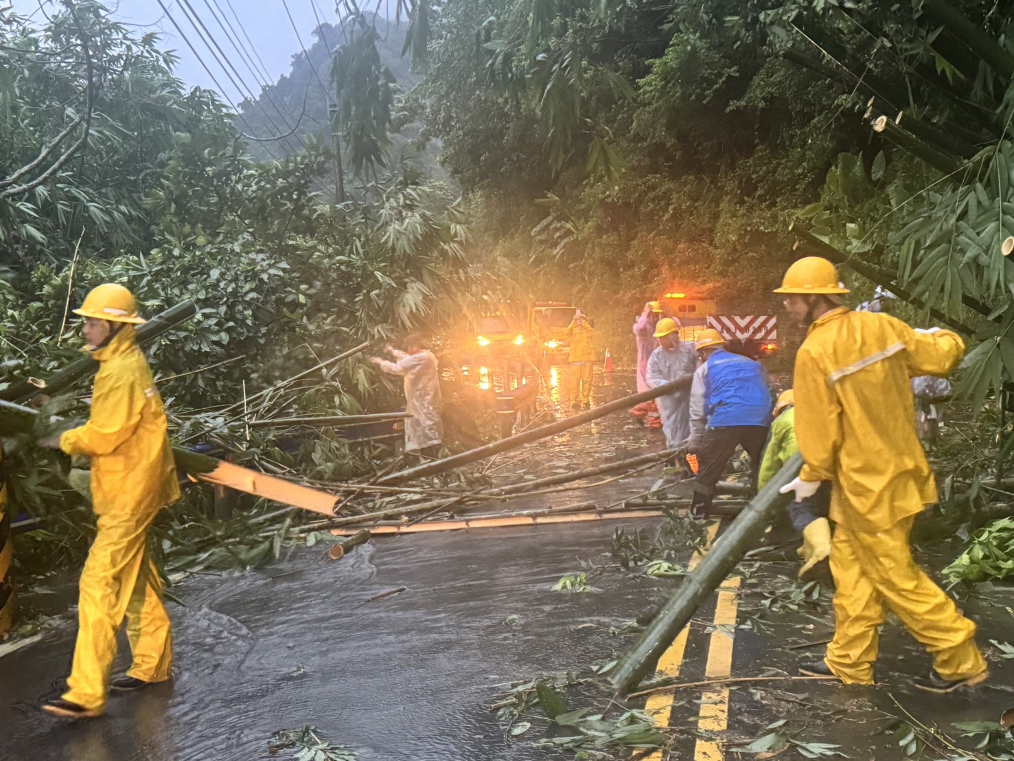 凱米颱風帶來強風暴雨席捲全台,造成全國累計超過70萬戶停電,台電全國已出動超過6000人持續搶修,至今修復近62萬戶、復電率逾87%,圖為台電今日於新竹搶修現場。