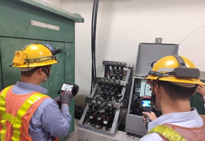 圖說：台電啟動春節專案檢測，針對大眾運輸場站及醫院用戶，協助進行設備檢視與用電安全宣導。圖為配電室開關紅外線檢測作業。